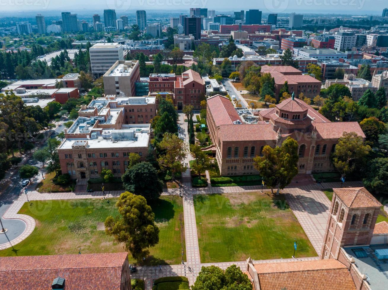 vista aerea del royce hall en la universidad de california, los angeles foto