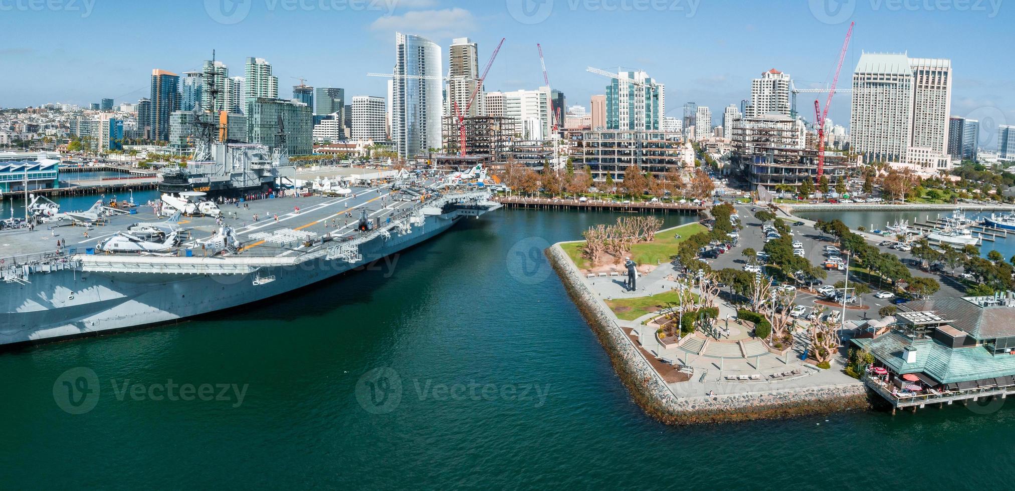 Mighty uss midway: un portaaviones de la armada de los estados unidos, el barco líder de su clase. foto