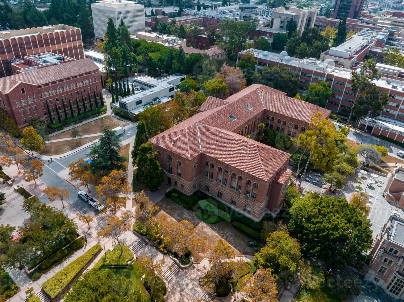 vista aerea del royce hall en la universidad de california, los angeles foto
