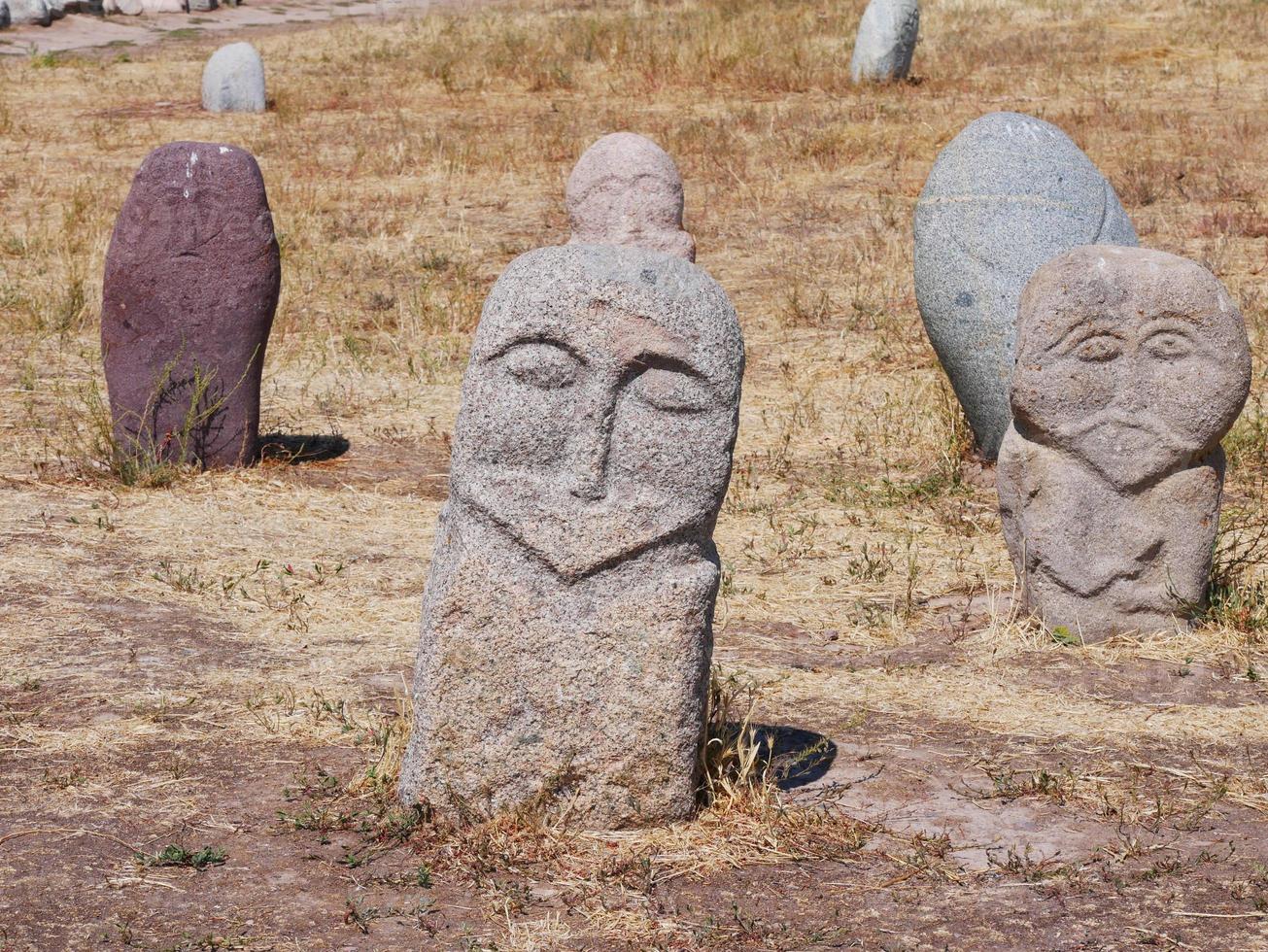 antiguas esculturas de piedra - kurgan estelas o balbals - cerca de la torre burana en Kirguistán foto