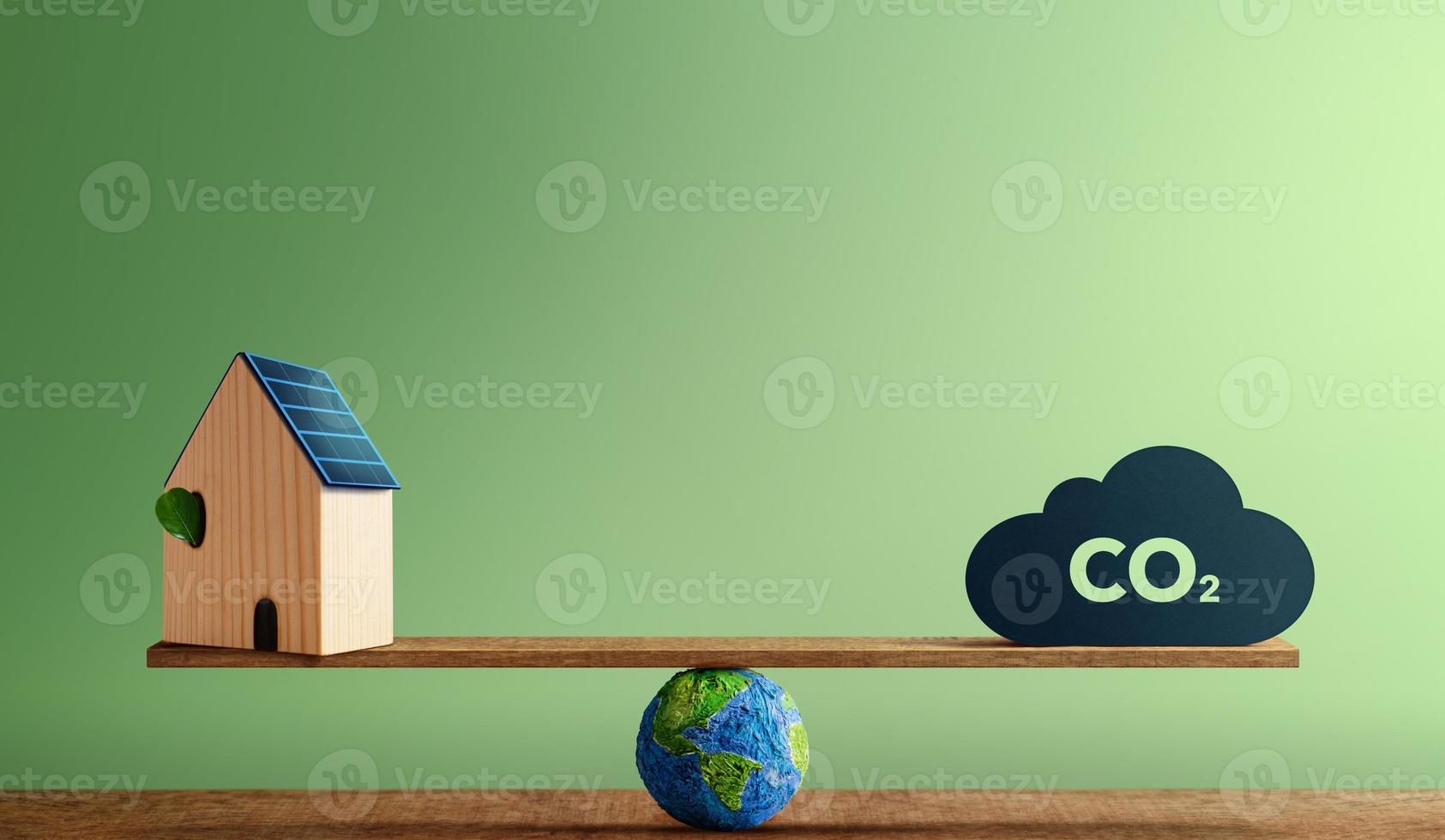 conceptos de carbono neutral. energia limpia. poder verde. Equilibrio del globo entre una casa solar en la azotea y un ícono de co2. recursos sostenibles, cuidado del medio ambiente foto