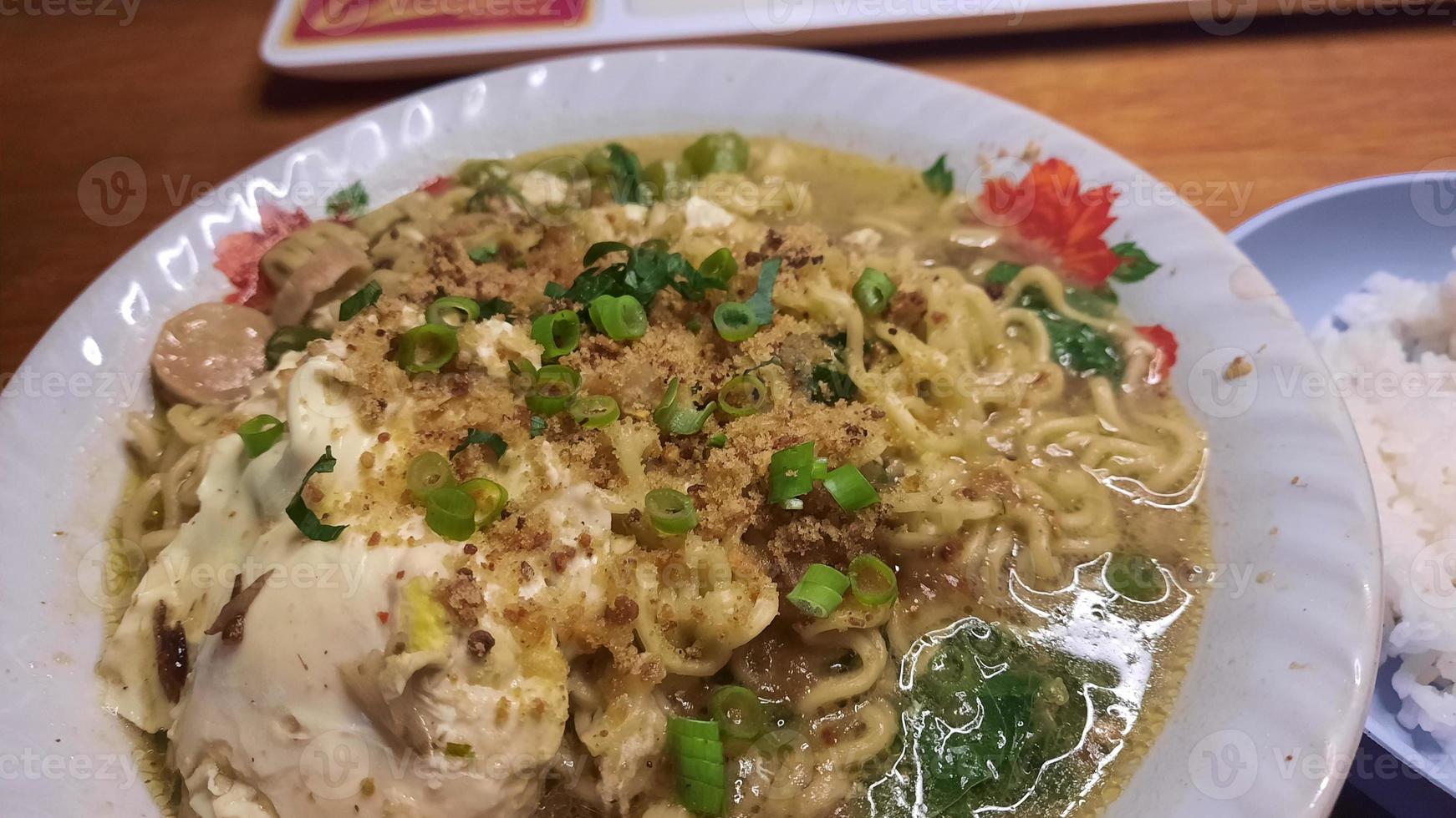 Instant noodles with eggs and a sprinkling of scallions that are so appetizing 01 photo