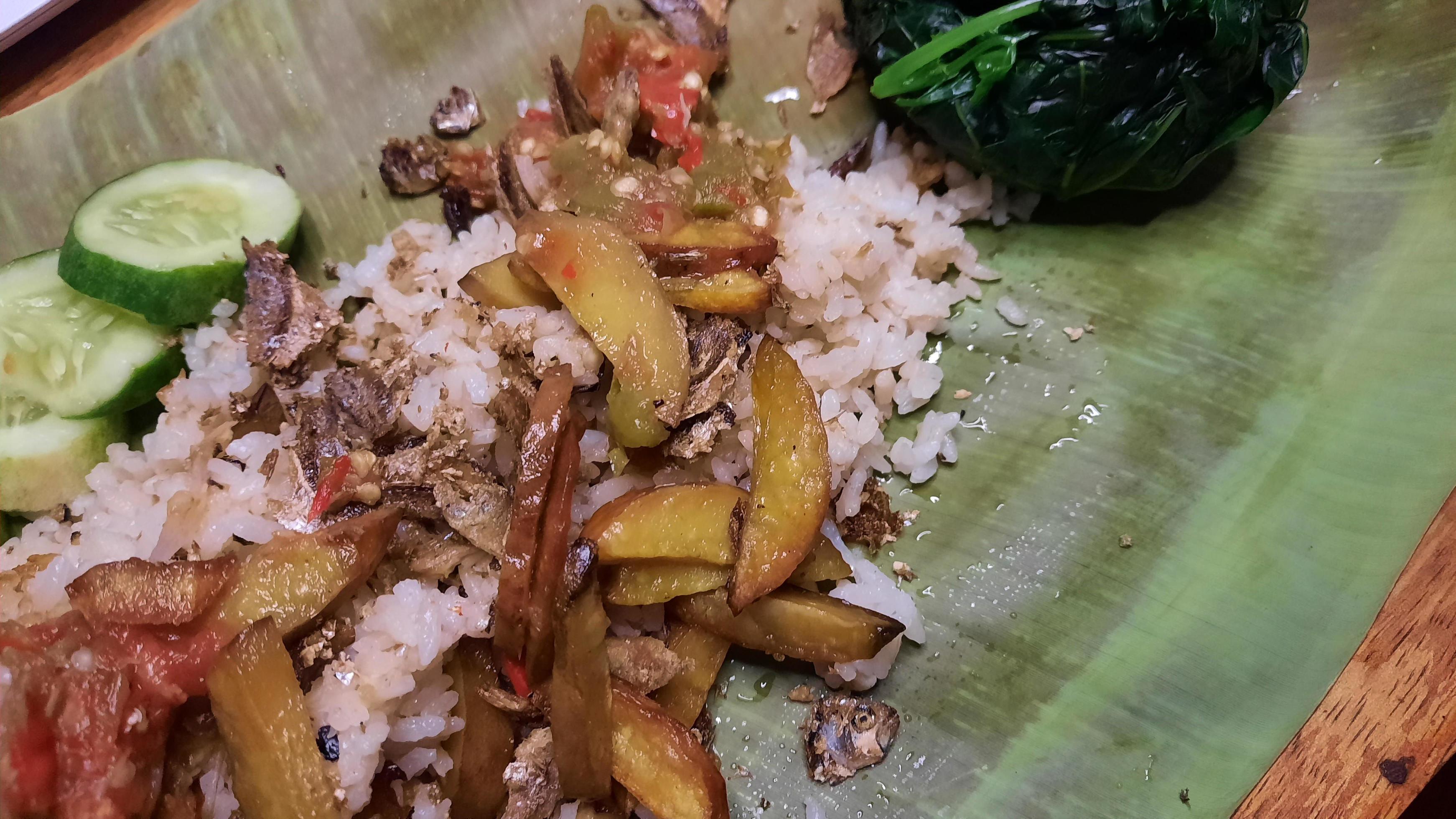 Nasi liwet is a typical Indonesian rice dish cooked with coconut milk