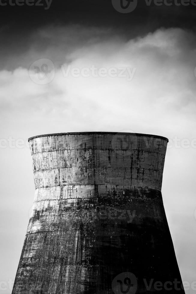 chimenea industrial en desuso en descomposición.concepto de sostenibilidad ambiental y transición ecológica foto