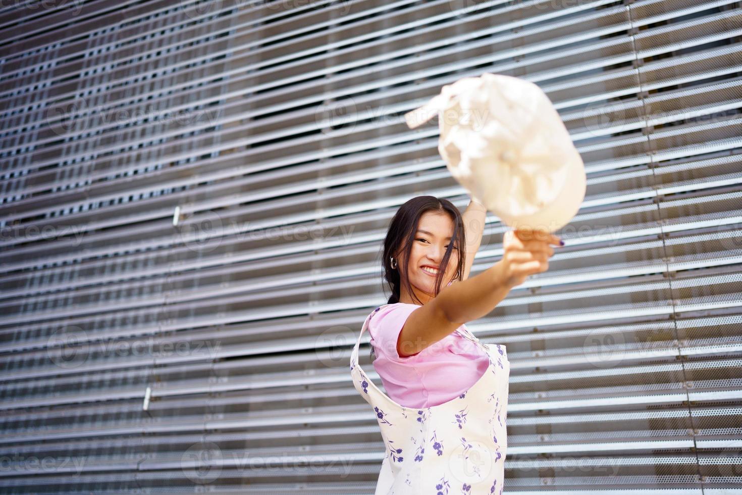 mujer asiática joven feliz mirando a la cámara sonriendo con felicidad. foto