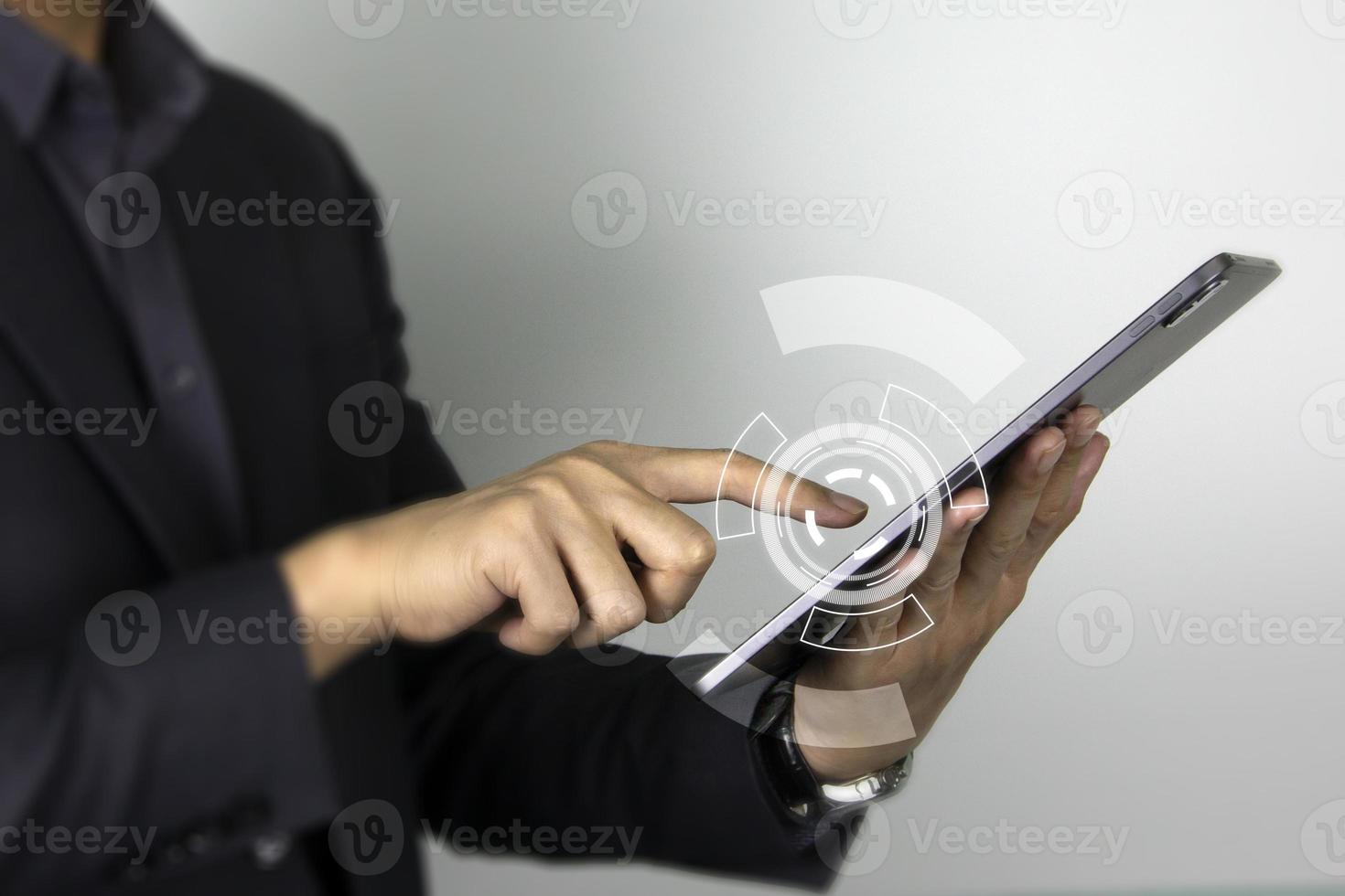 el dedo de un hombre de negocios tocando la pantalla de precesión del trabajo empresarial de diseño de tecnología y apuntando a la pantalla táctil foto