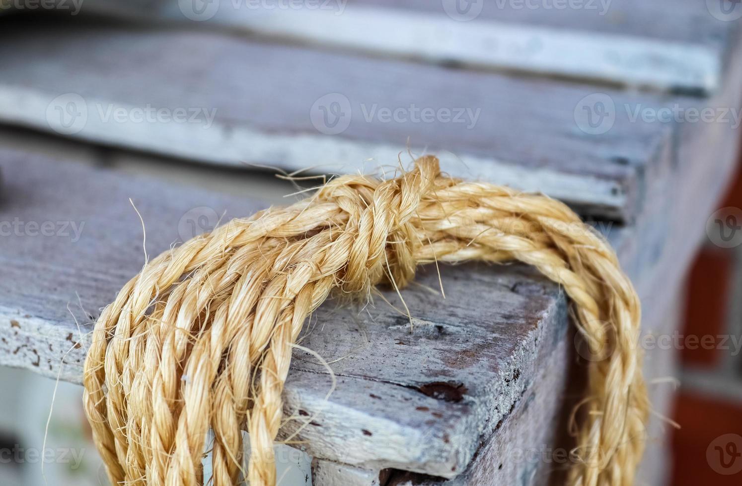 vieja cuerda atada alrededor de una vieja caja vintage en un primer plano. foto