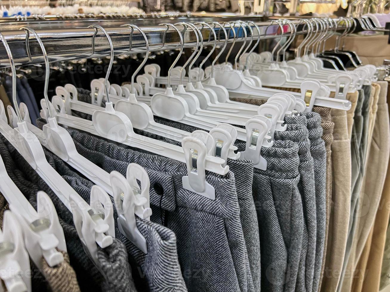 la ropa cuelga en perchas en la tienda. foto