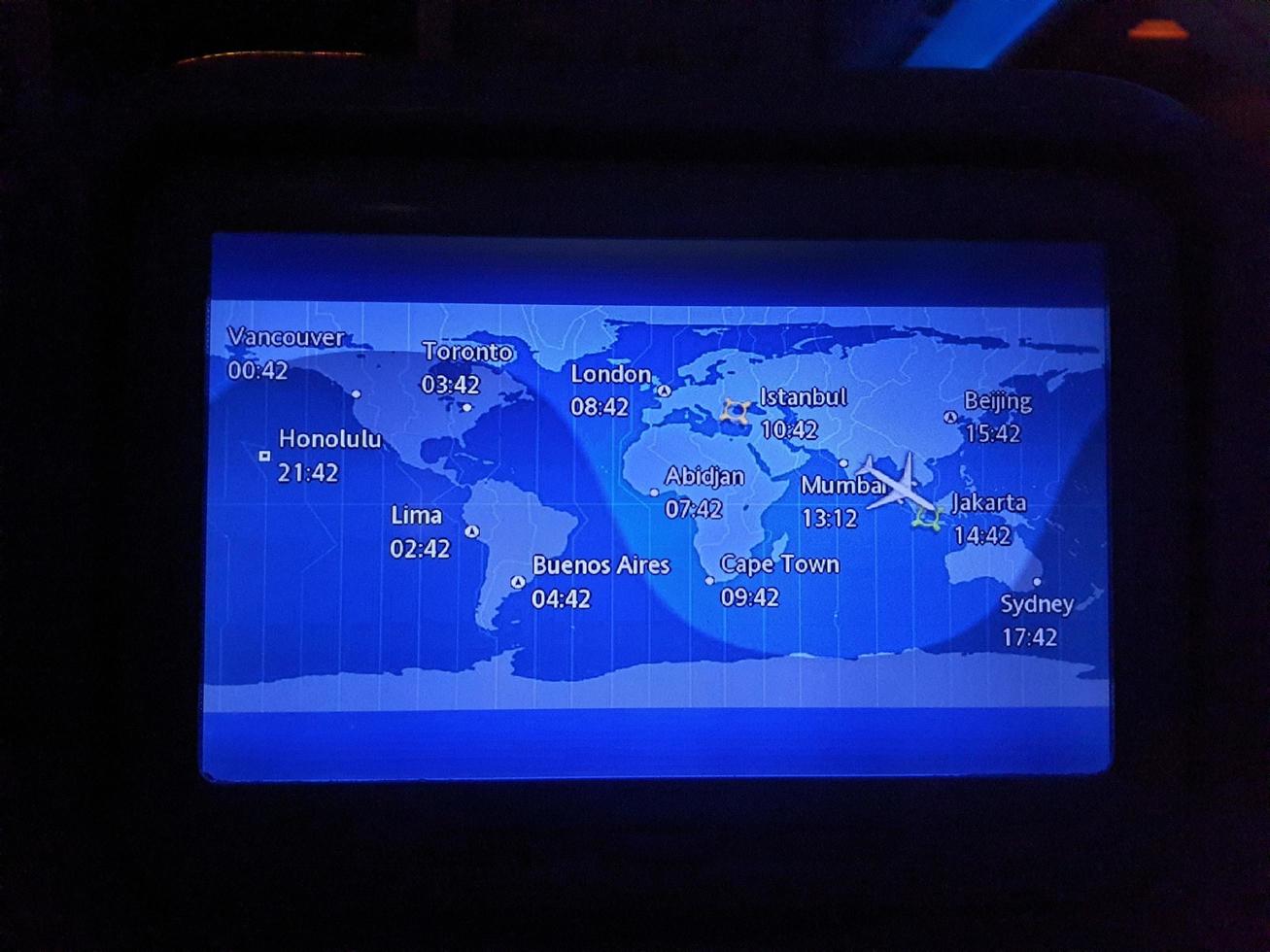 estambul, turquía en julio de 2022. mapa de la ruta de vuelo de turkish airlines de estambul a yakarta. foto