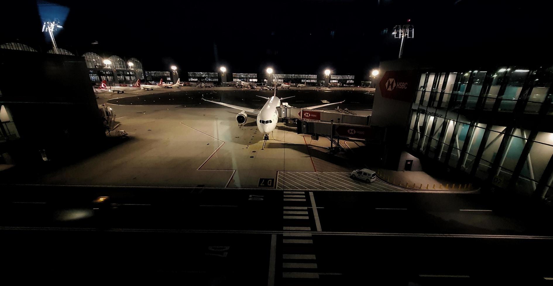 estambul, turquía en julio de 2022. un avión blanco de la aerolínea turca en la plataforma del aeropuerto de estambul, está en proceso de cargar a los pasajeros del avión. foto