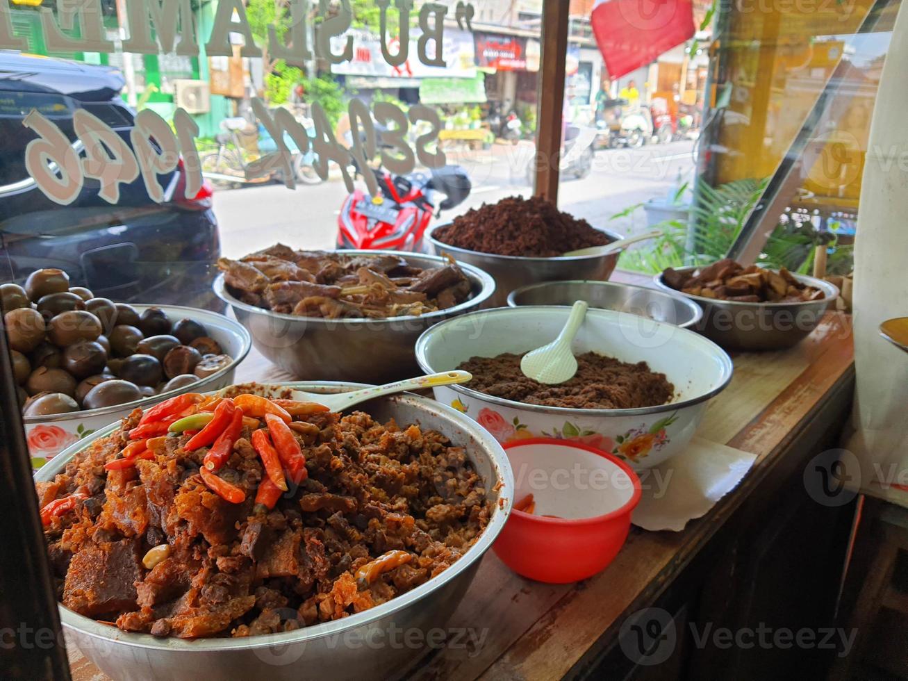 gudeg bu slamet, que se encuentra en jalan wijilan, jogjakarta, es adecuado para las personas a las que les gusta el gudeg con un sabor que no es demasiado dulce. foto