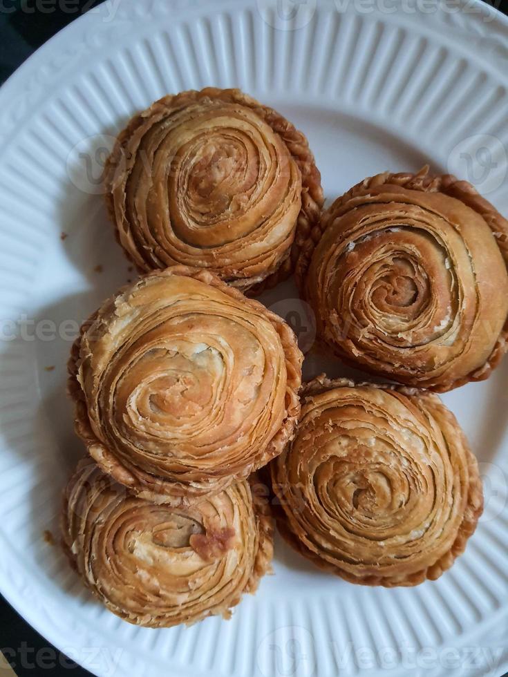 este pastel relleno de pollo con forma redonda y piel de hojaldre es muy delicioso. foto