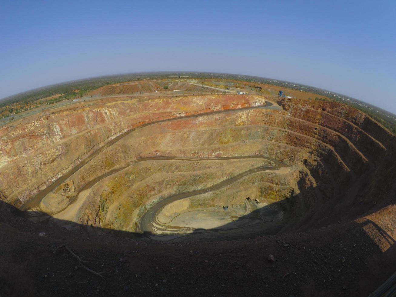 cobar, nueva gales del sur, australia, 2019 - minas de oro en la ciudad del interior en un punto de vista de gran angular. foto