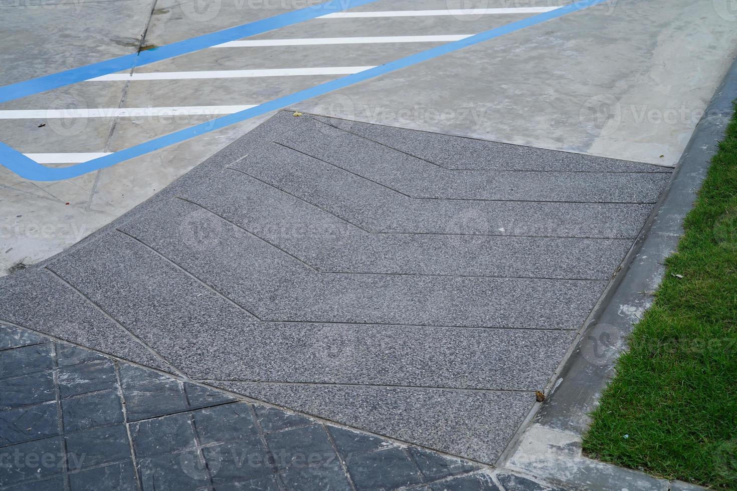 sendero de entrada al edificio con rampa para personas mayores o que no pueden autoayudarse discapacitadas en silla de ruedas. foto