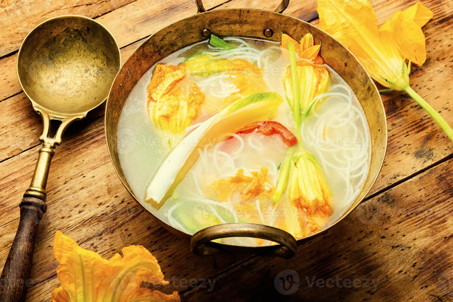 sopa de fideos de arroz con flores de calabaza foto