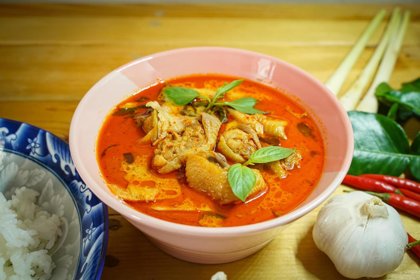 comida tailandesa pollo al curry rojo con brotes de bambú es una comida tailandesa popular y es meticulosa en la cocina. foto