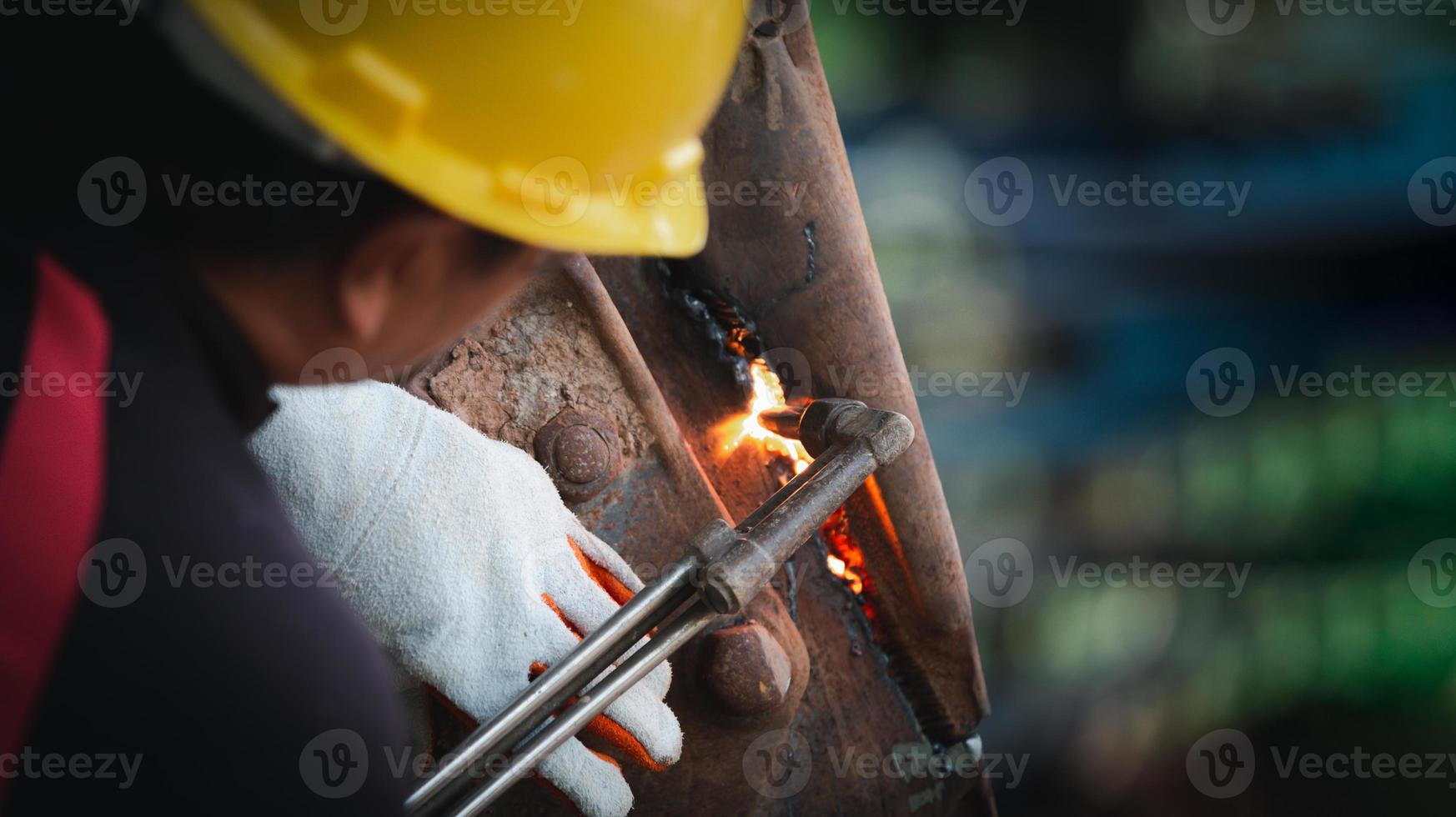 corte de un acero con salpicaduras de chispas en el taller industrial. foto