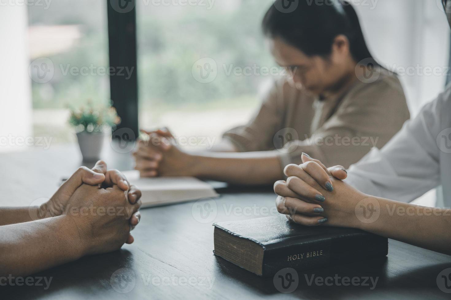 mujer joven rezando entre otros rezos religiosos, personas en el interior. creencias religiosas vida cristiana crisis oracion a dios. foto