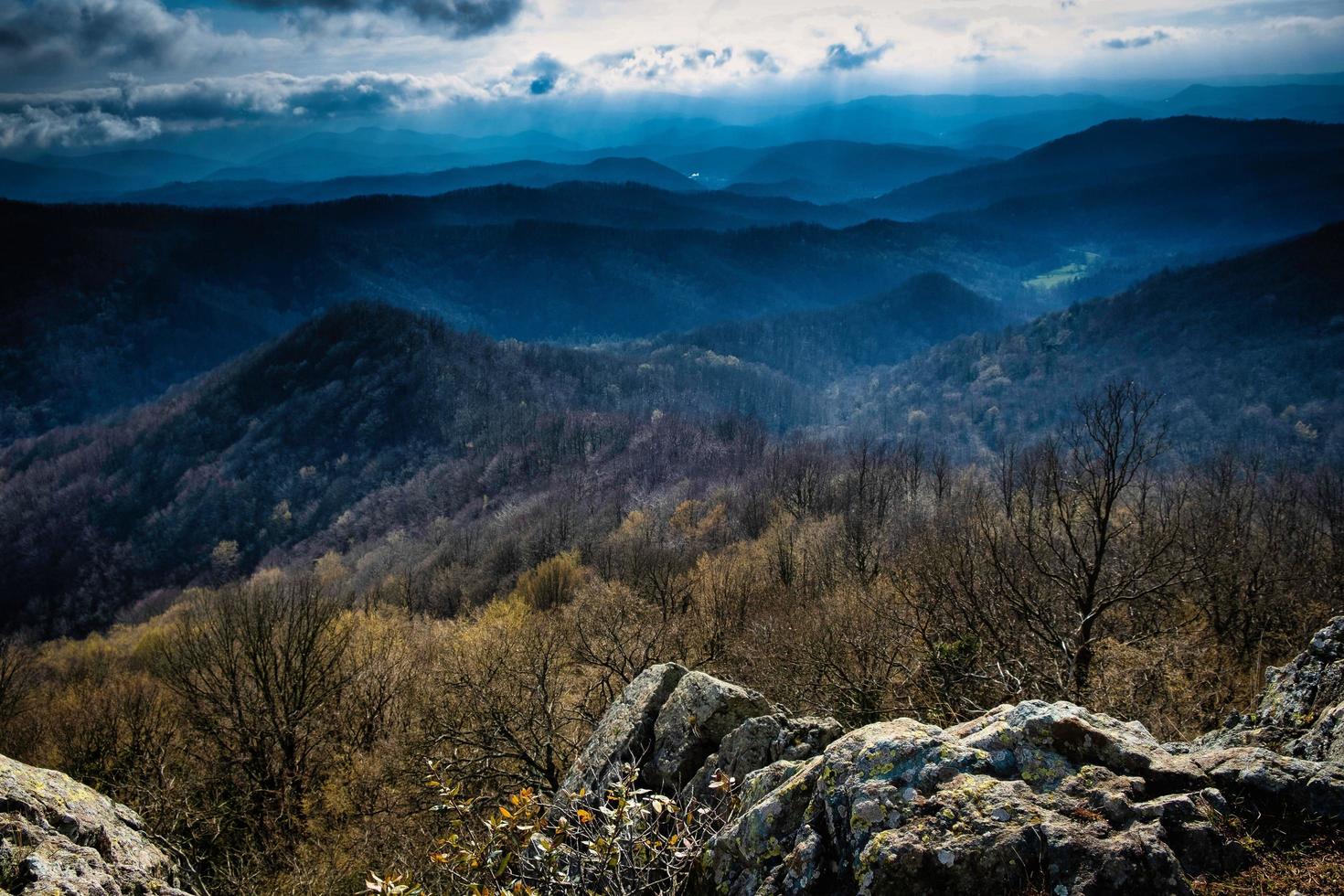 paisajes otoñales vistos desde lo alto de un valle con colores vivos típicamente estacionales foto