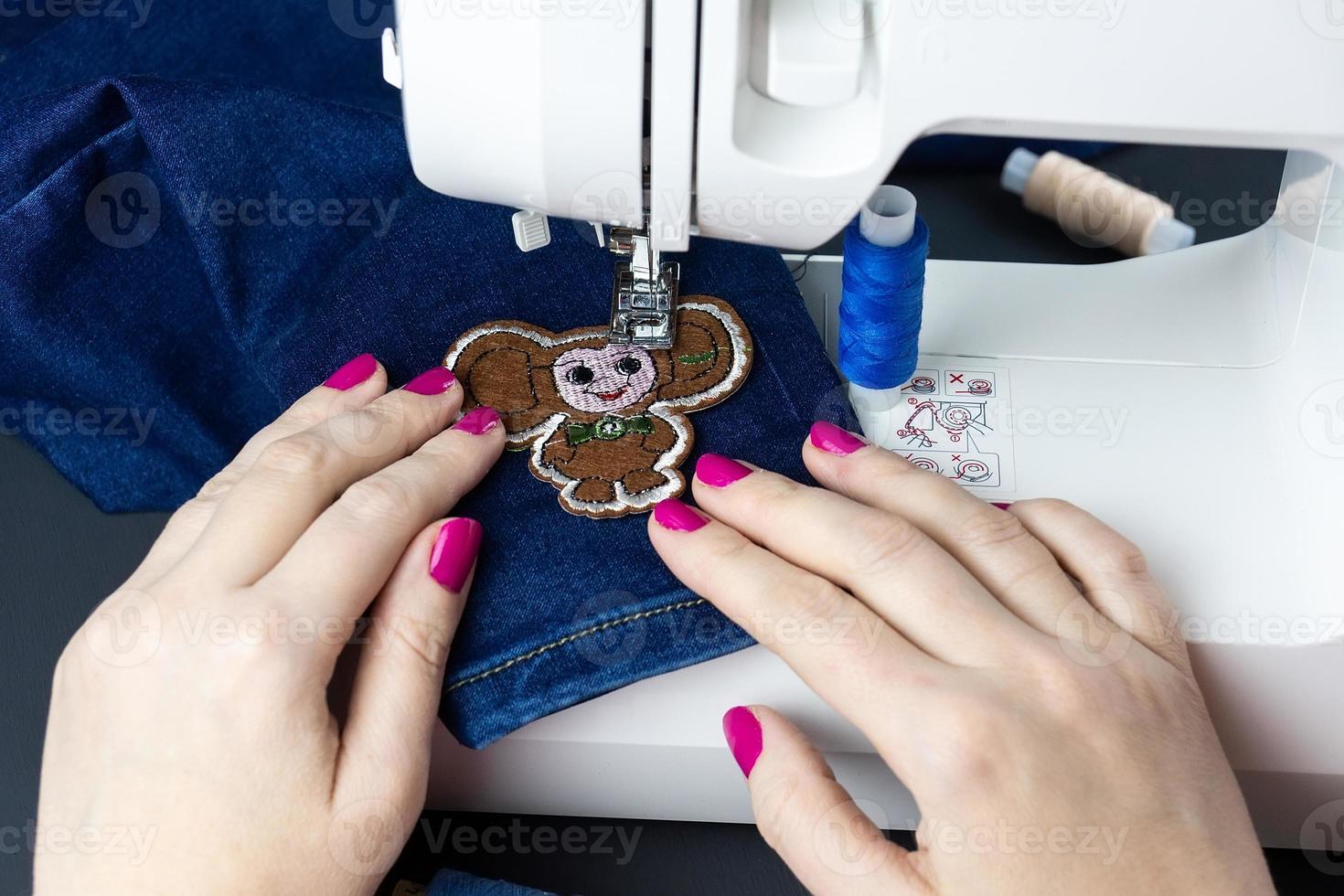 manos en la maquina de coser foto