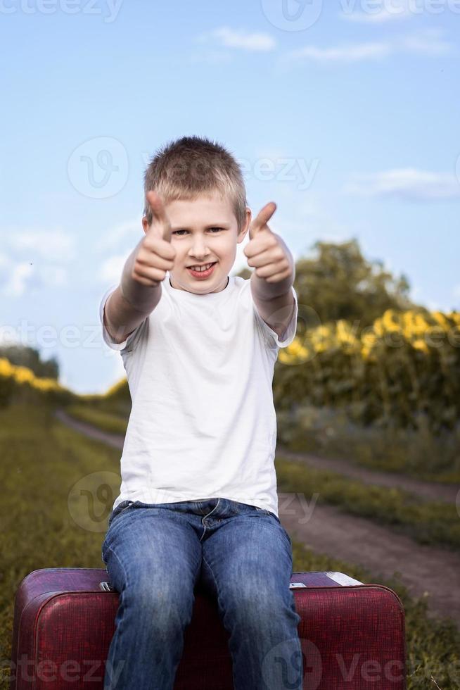 el chico de la maleta foto