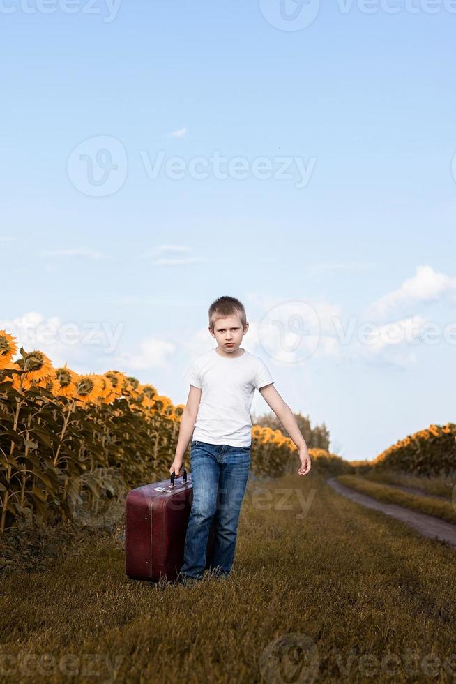 el chico de la maleta foto