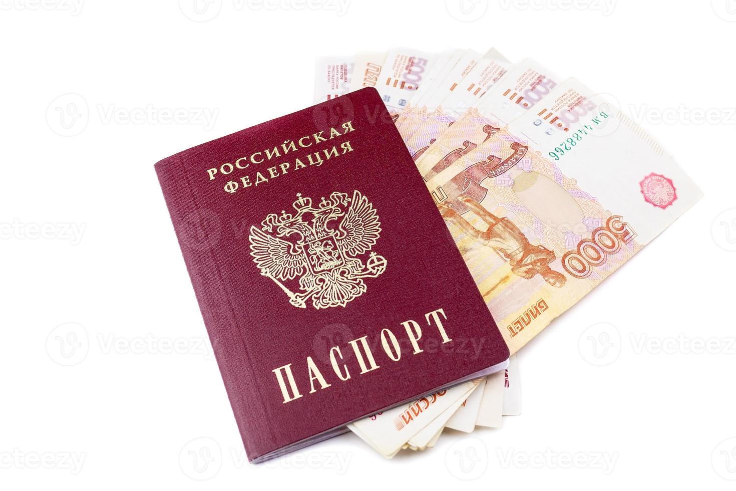 pasaporte ruso y billetes de rublos foto