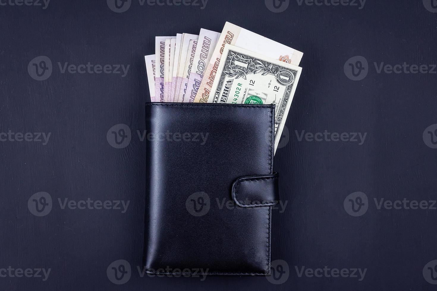 billetera con dinero en la mano foto