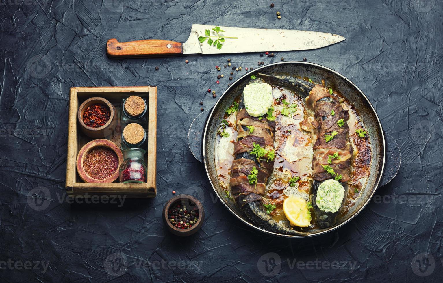 pescado al horno envuelto en tocino foto