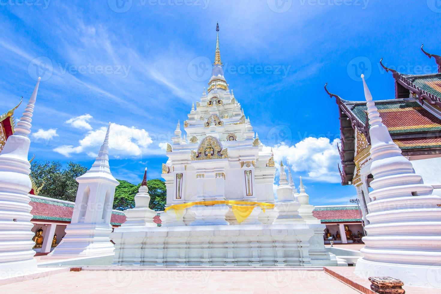 wat phra borommathat chaiya, pagoda blanca de surat thani sobre la fe para el culto en tailandia cielo azul y nube blanca en el día foto