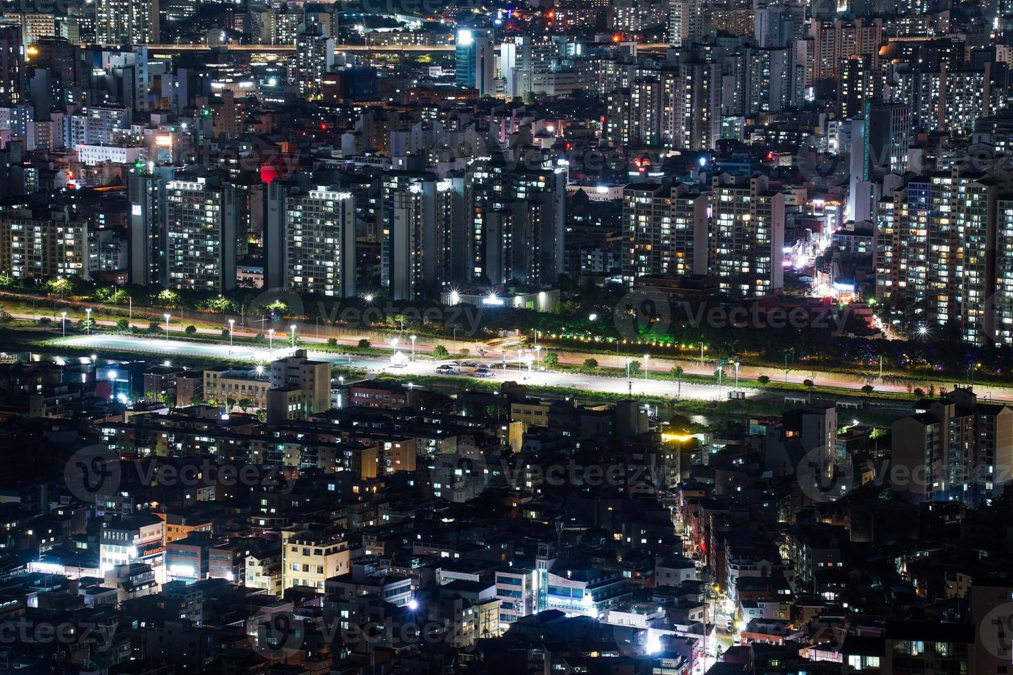 la vista nocturna de la ciudad foto