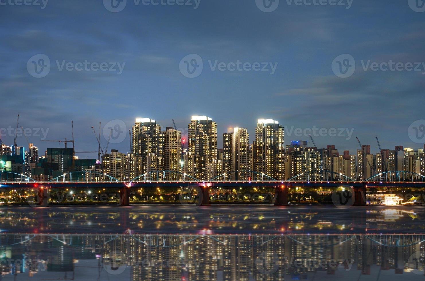 vista nocturna alrededor de la isla nodeul en seúl, corea foto