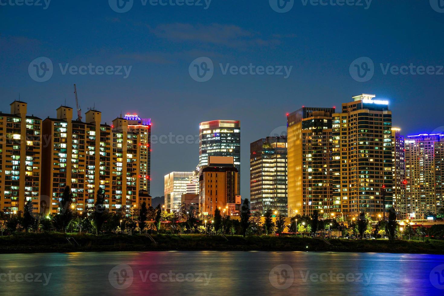 vista nocturna alrededor de la isla nodeul en seúl, corea foto