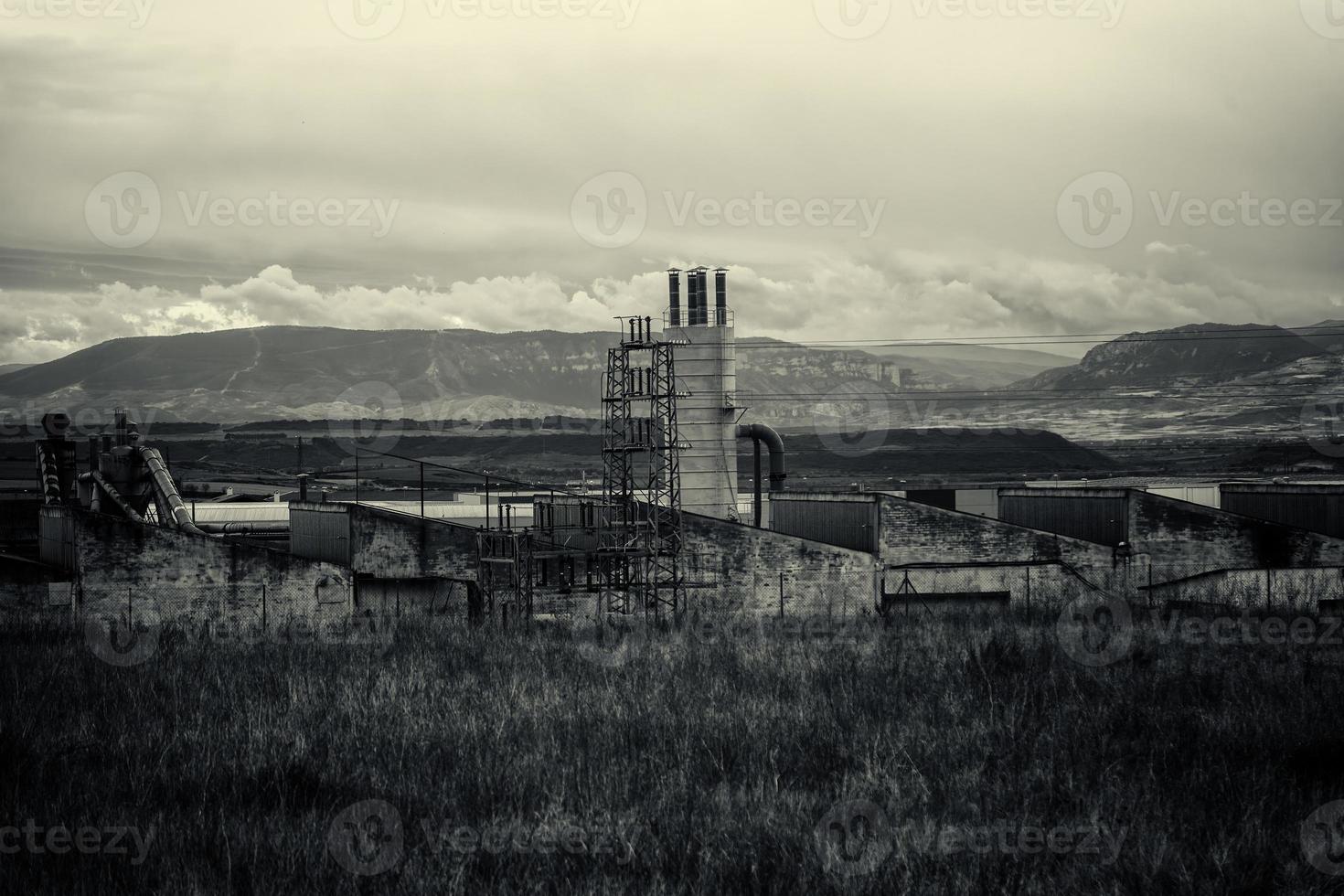 chimeneas antiguas de una fabrica foto