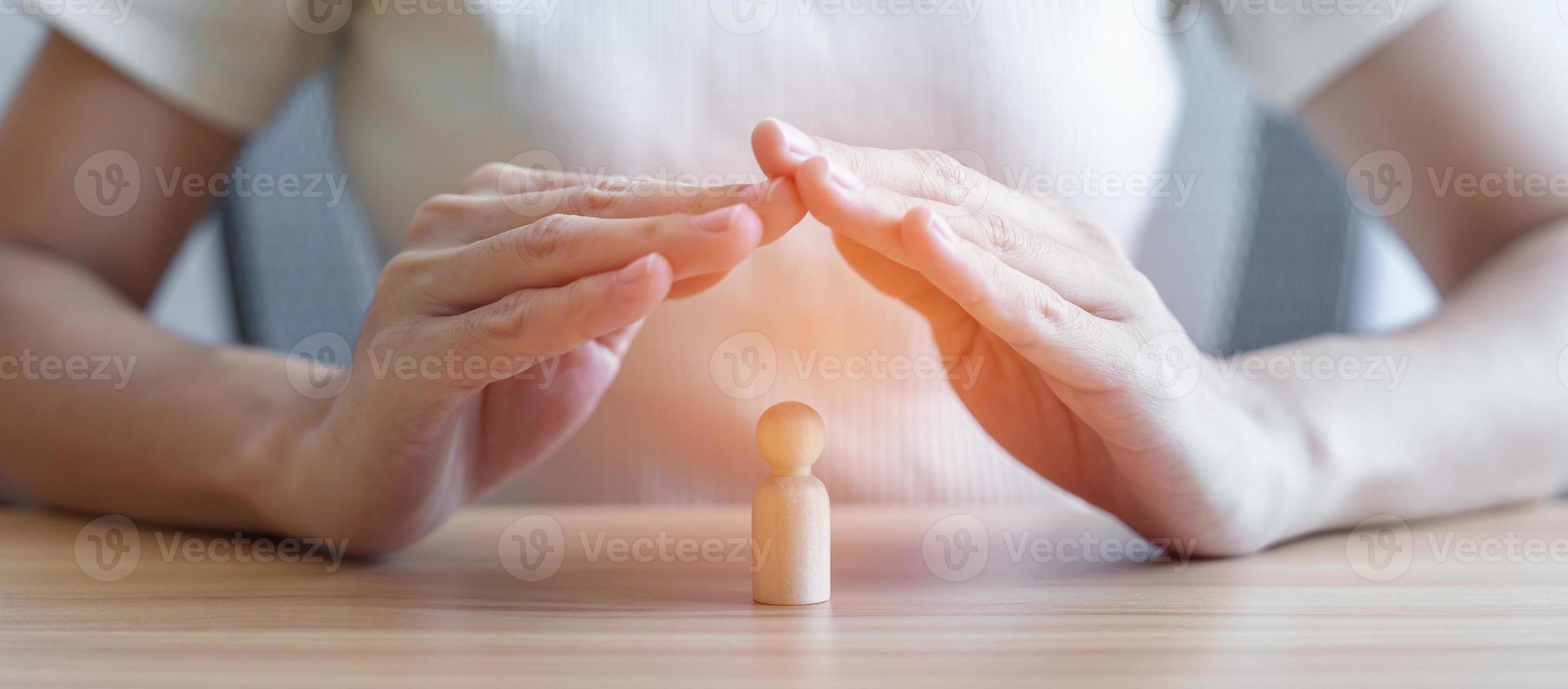 cubierta de mano hombre de madera. personas protegen, seguros de vida, salud y conceptos de liderazgo foto