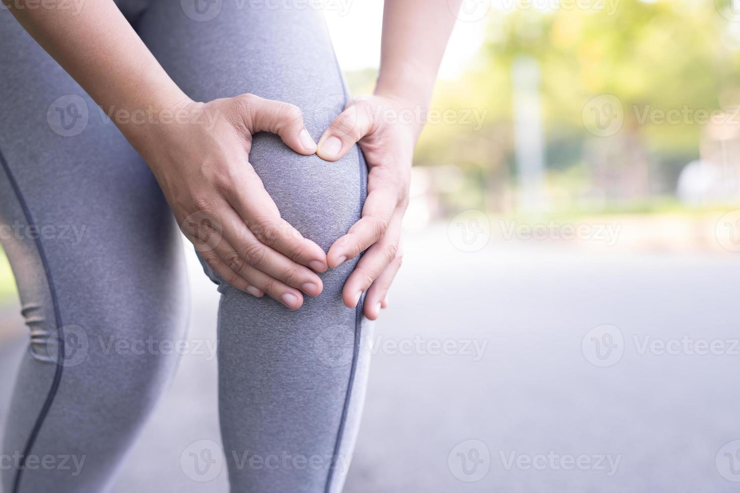 mujeres corriendo con dolor de rodilla en el parque foto