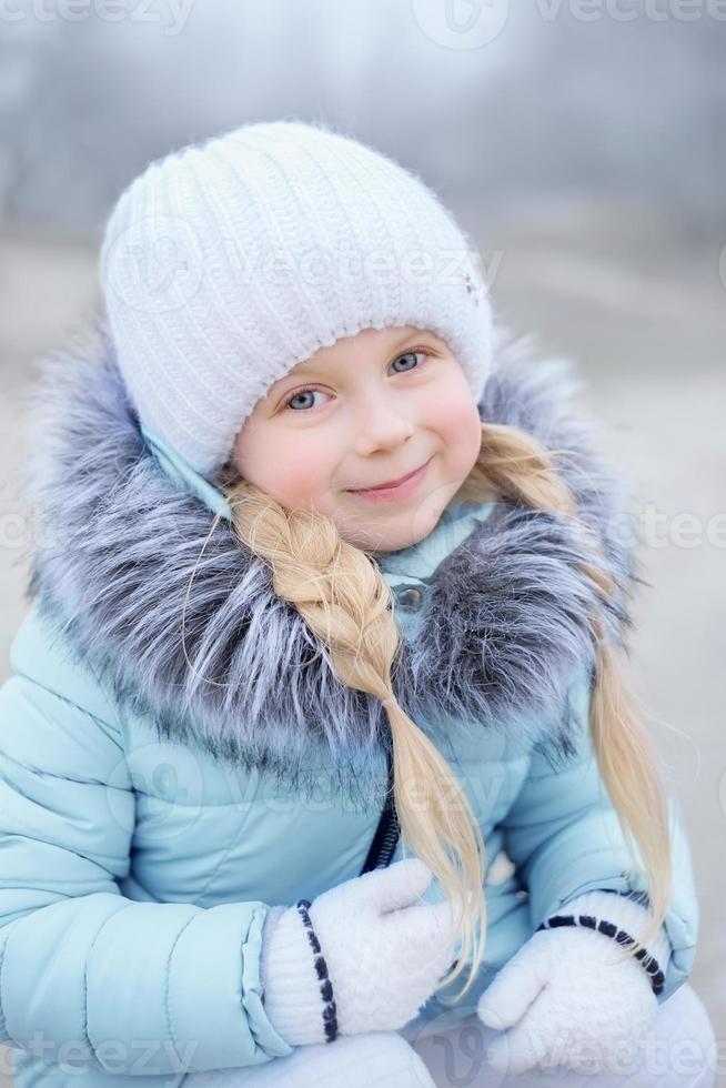 retrato de niña al aire libre de invierno foto