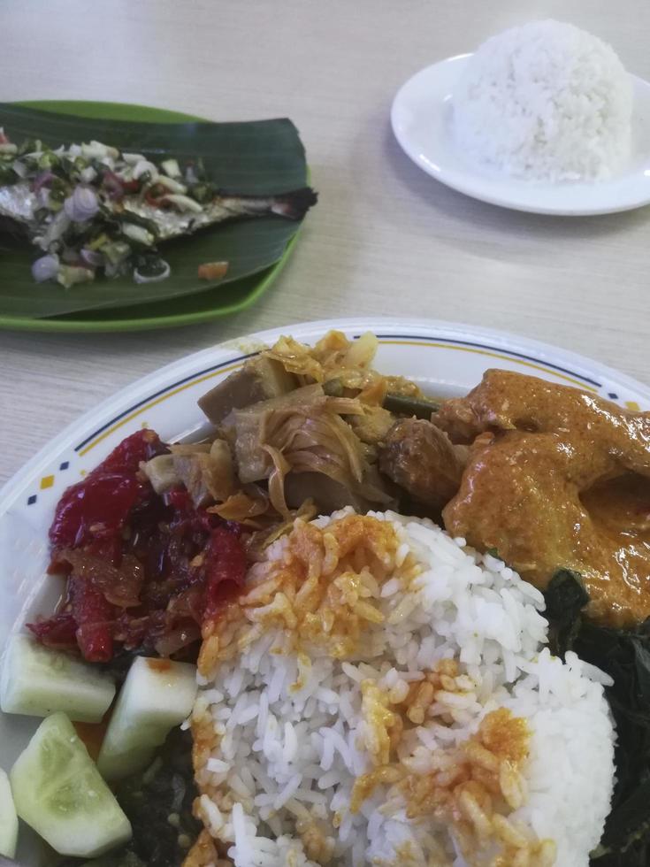 comida indonesia, nasi padang adecuada para el almuerzo o la cena foto