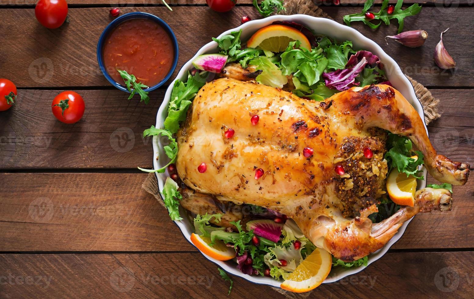 pollo al horno relleno de arroz para la cena de navidad en una mesa festiva foto