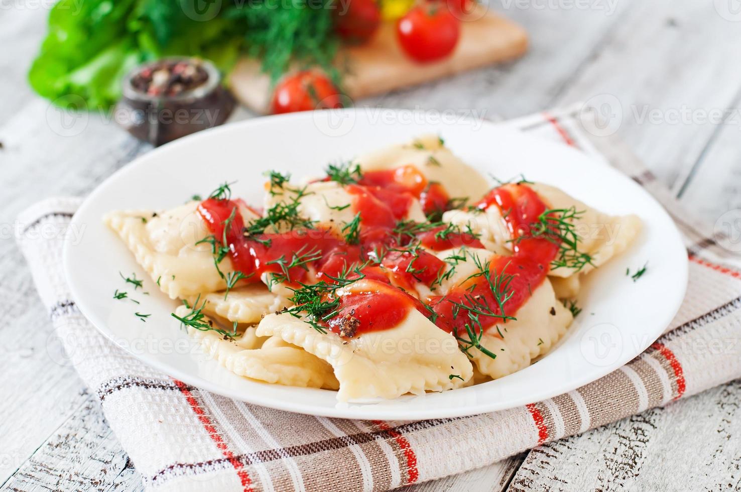 deliciosos ravioles con salsa de tomate y eneldo foto