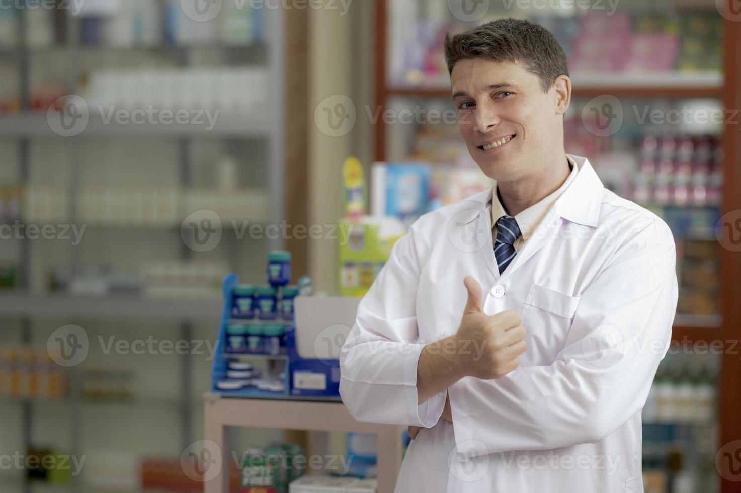 joven farmacéutico cree en la nacionalidad blanca. foto