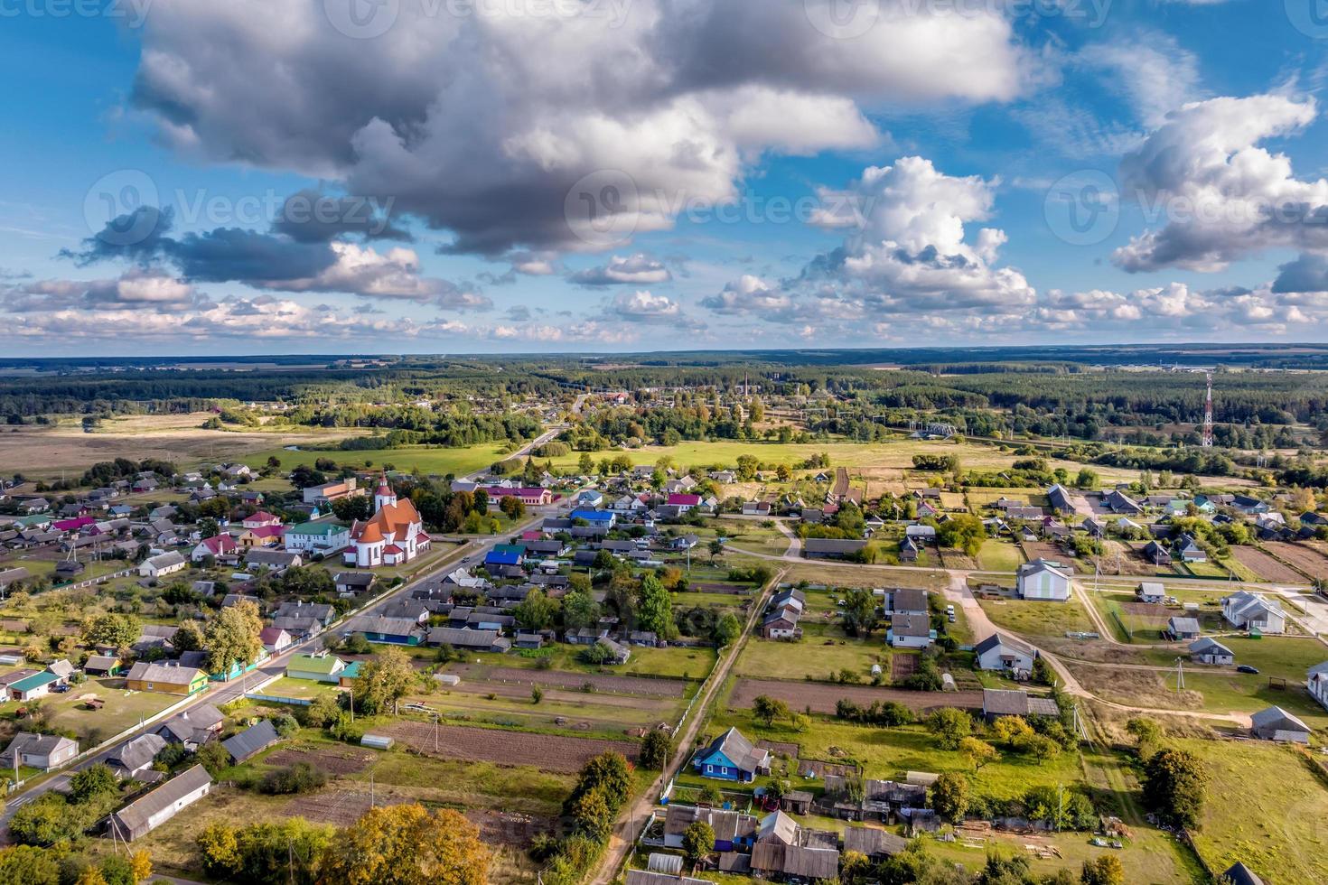 vista aérea panorámica del desarrollo privado con casas de campo o pueblo foto