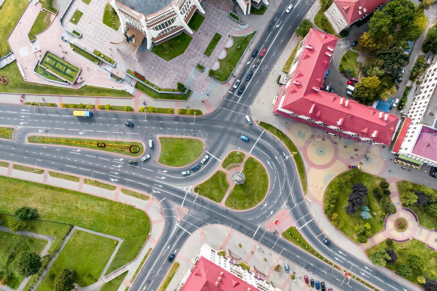 vista aérea del enorme cruce de carreteras de la autopista con mucho tráfico en la ciudad foto