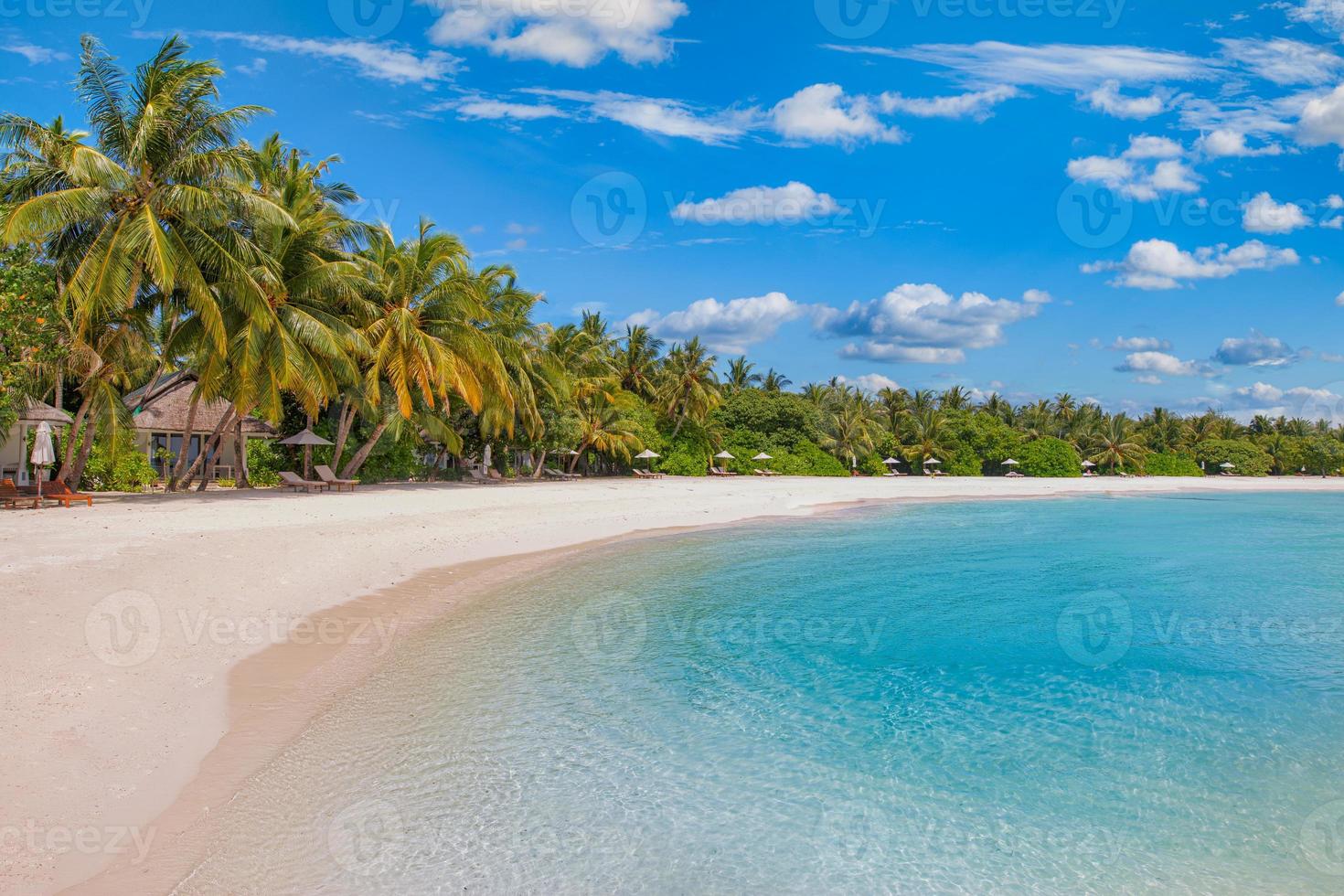 mejor paisaje de playa tropical. fantástica costa de verano, destino de vacaciones, palmeras, arena blanca, cielo soleado. viajes de libertad, increíble laguna marina, paisaje natural de la costa del paraíso. hermosa playa foto