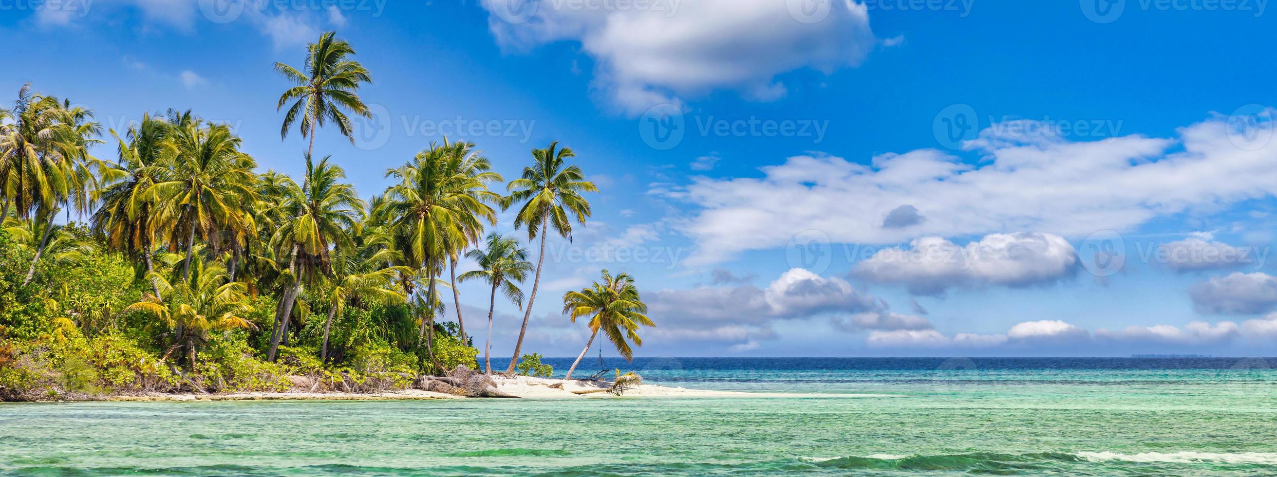 mejor paisaje de playa de verano. isla tropical tranquila, costa paradisíaca, laguna marina, horizonte, palmeras y cielo soleado sobre olas de arena. increíble fondo de paisaje de vacaciones. hermosa playa de vacaciones foto