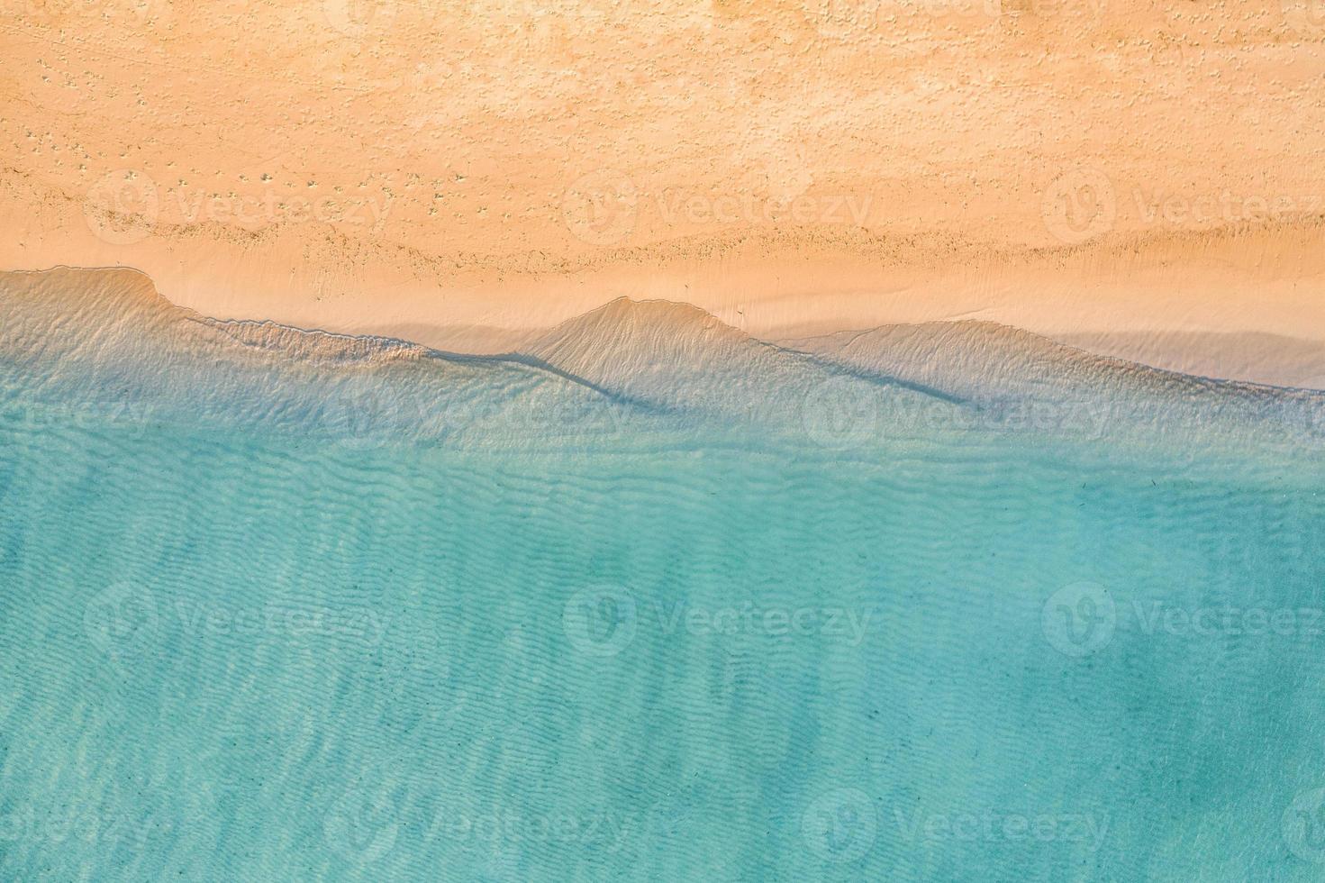 relajante escena de playa aérea, banner de plantilla de vacaciones de vacaciones de verano. las olas surfean con la increíble laguna del océano azul, la orilla del mar, la costa. vista superior perfecta del drone aéreo. playa tranquila y luminosa, junto al mar foto