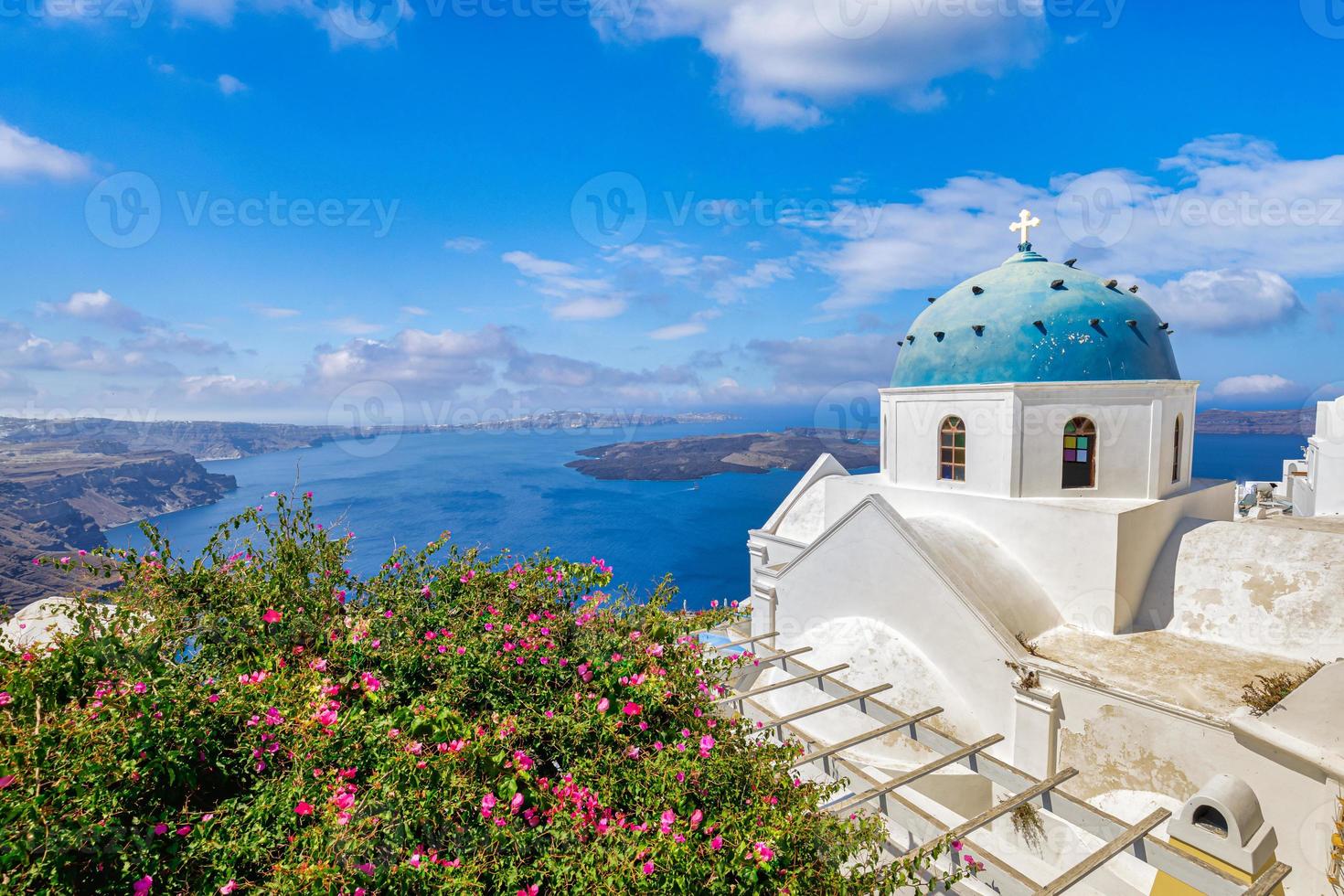 hermosa ciudad de oia en la isla de santorini, grecia. famoso destino de vacaciones de viaje, arquitectura blanca, punto de referencia. mar Egeo, idílicas vacaciones de verano soleado cielo azul. paisaje romántico de luna de miel foto