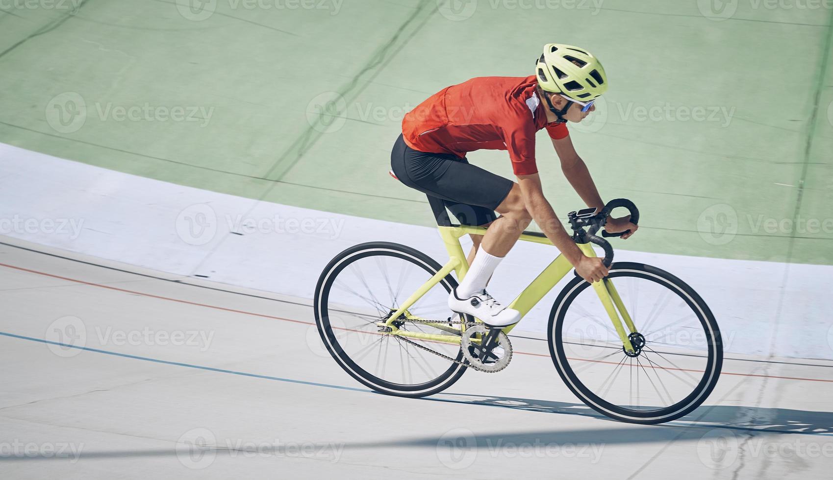 vista superior del hombre en ropa deportiva ciclismo en pista al aire libre  13486544 Foto de stock en Vecteezy