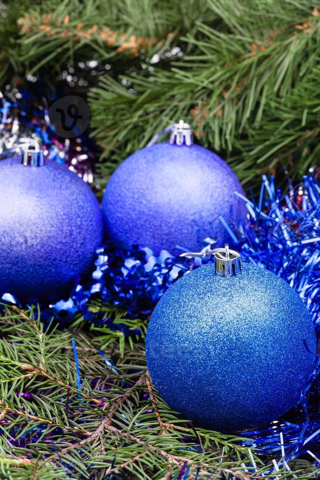 adornos navideños azul violeta, oropel, árbol de navidad 1 foto