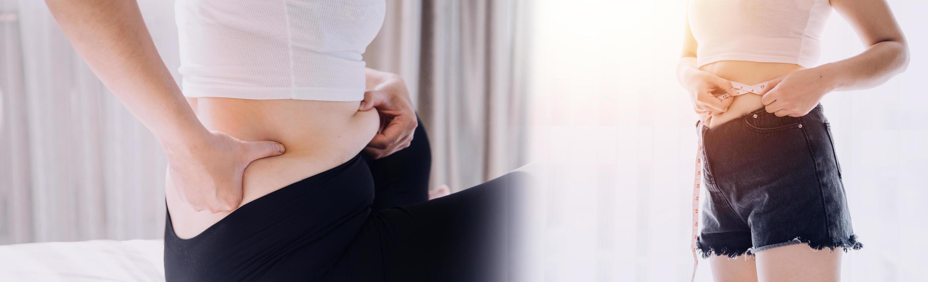 hermosa mujer gorda con cinta métrica usa su mano para exprimir el exceso de grasa que está aislado en un fondo blanco. ella quiere perder peso, el concepto de cirugía y descomponer grasa bajo el foto